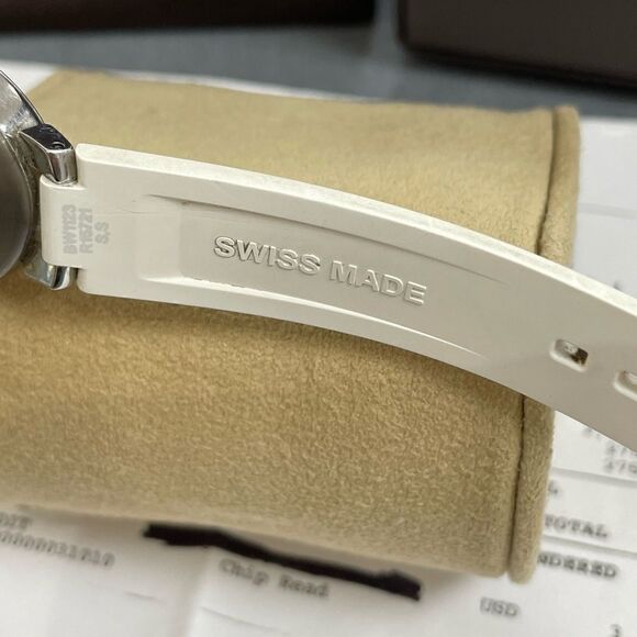 Authentic Louis Vuitton 28mm Tambour Diamond White wristwatch - Picture 5 of 11